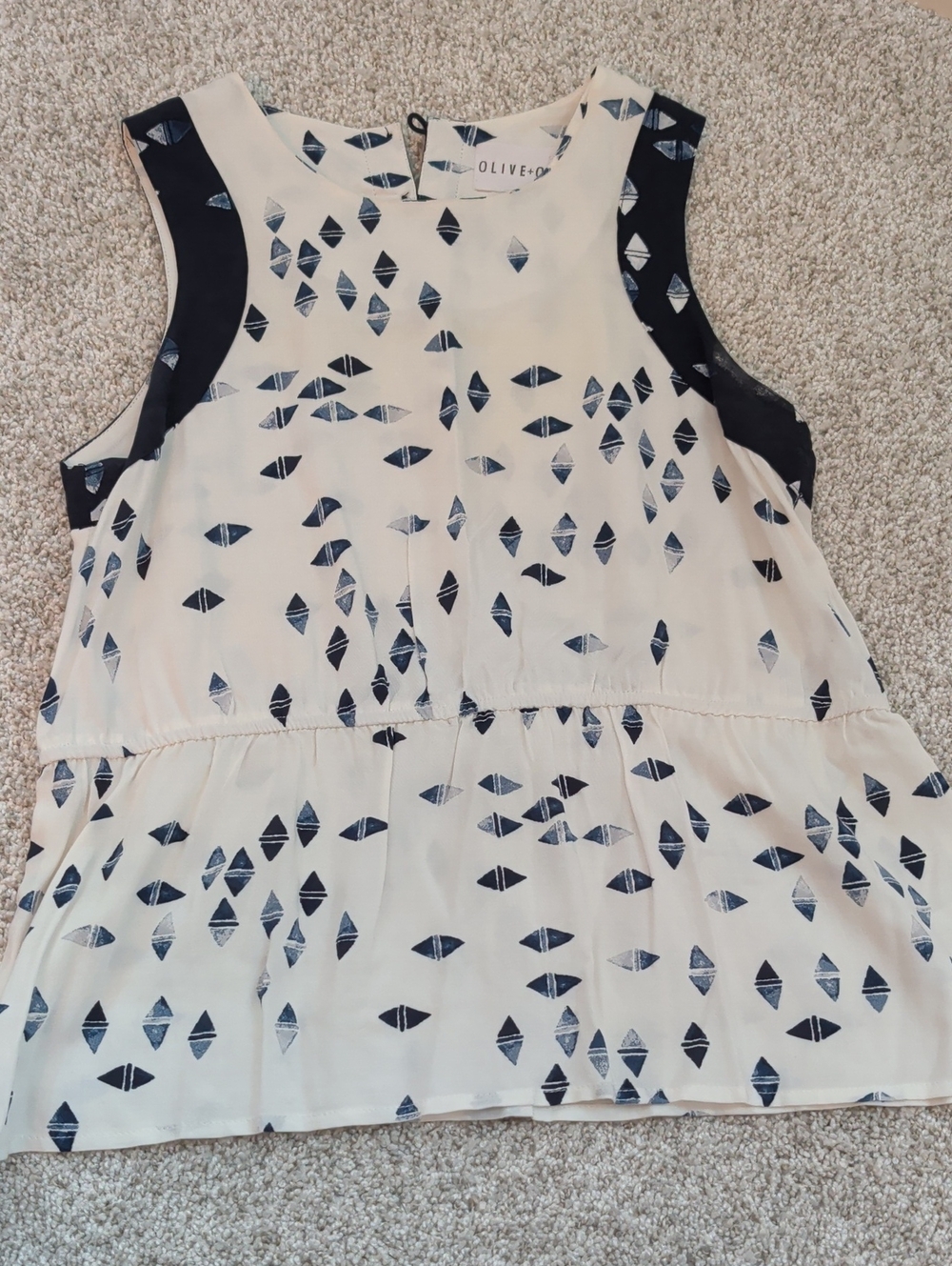 Olive & Oak Cream Sleeveless Printed Ruffle-Hem Blouse